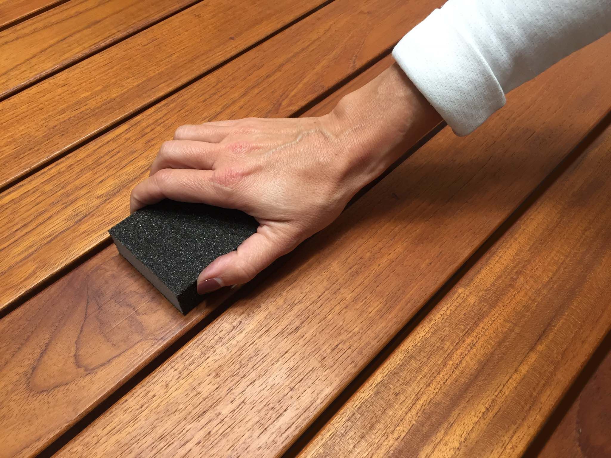 4 Utili Passi e Consigli per la Manutenzione del Legno Teak pulizia panno legno teak