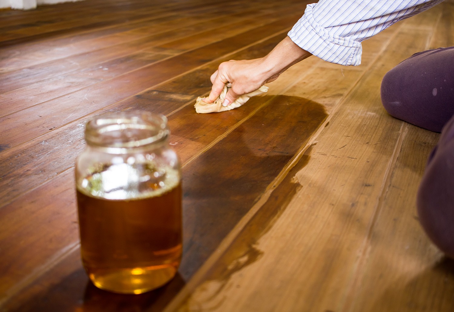 4 Utili Passi e Consigli per la Manutenzione del Legno Teak olio legno teak pulizia