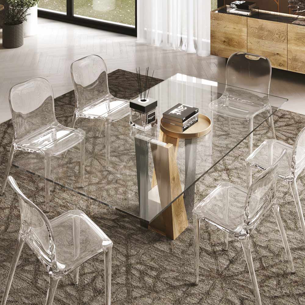 Tavolo rettangolare in vetro con sedie trasparenti in una sala da pranzo contemporanea