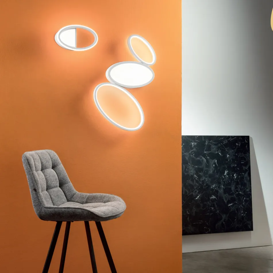 Applique da Parete con Struttura in Metallo Bianco o Oro a LED - Raissa Viadurini