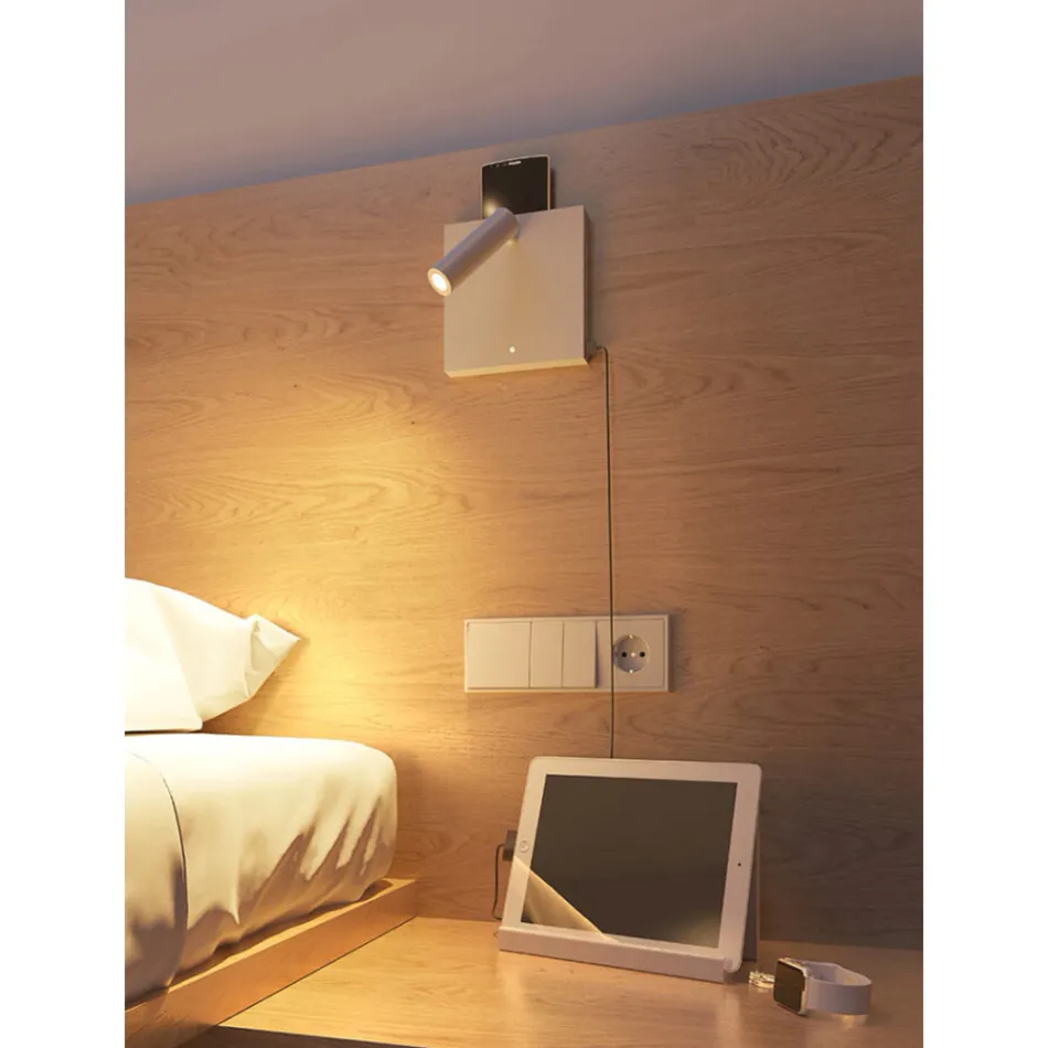 Applique Led Decorativa in Alluminio Bianco o Nero con Porte USB - Paola Viadurini
