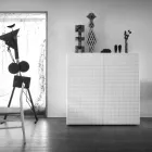 Credenza di design a 2 ante bianca, nera oppure oro modello Flora Viadurini