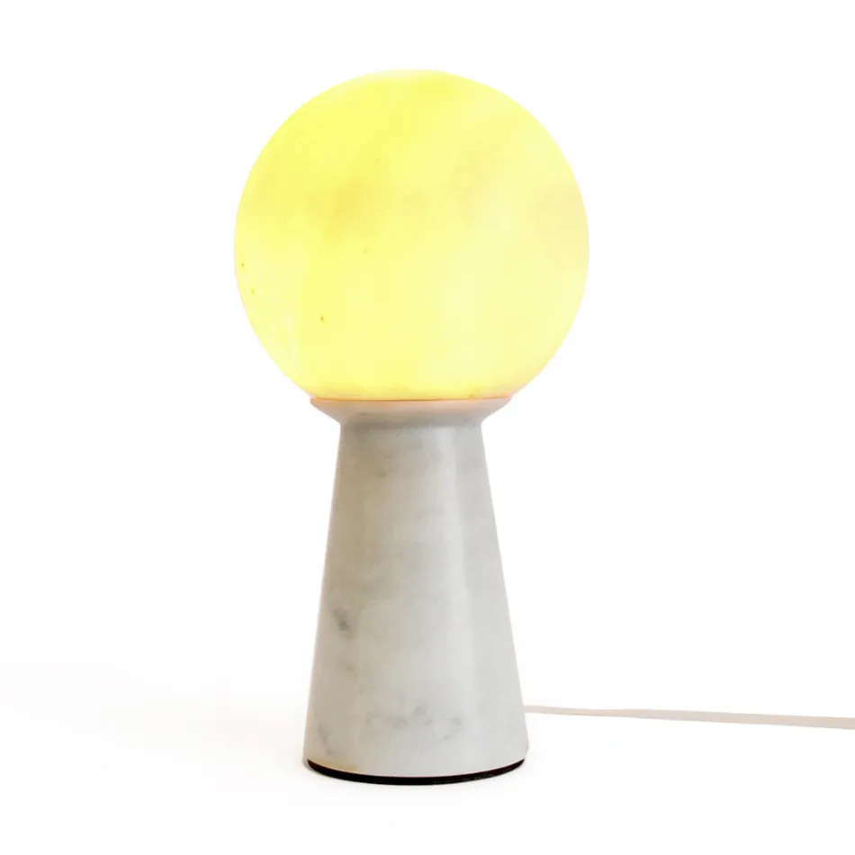 Lampada Conica con Sfera Bianca e Base in Marmo Made in Italy - Tobio Viadurini