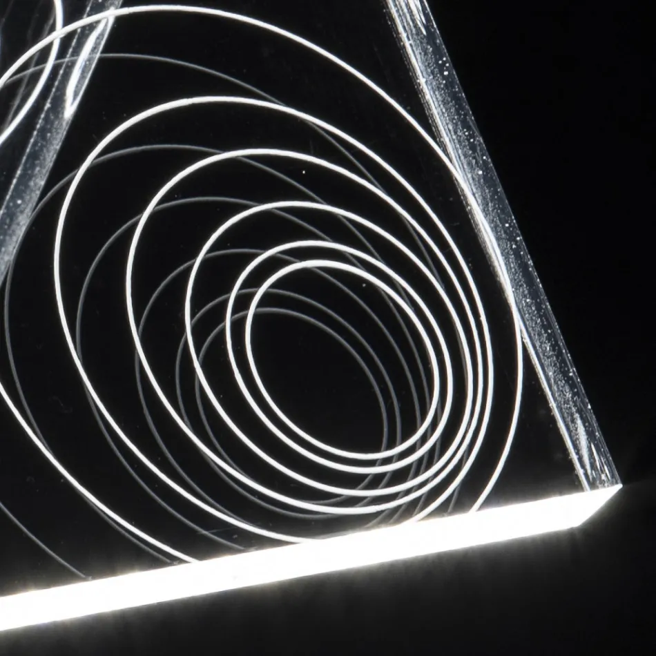 Lampada da Tavolo Led Cristallo Acrilico Piegato Decoro a Laser - Possett Viadurini