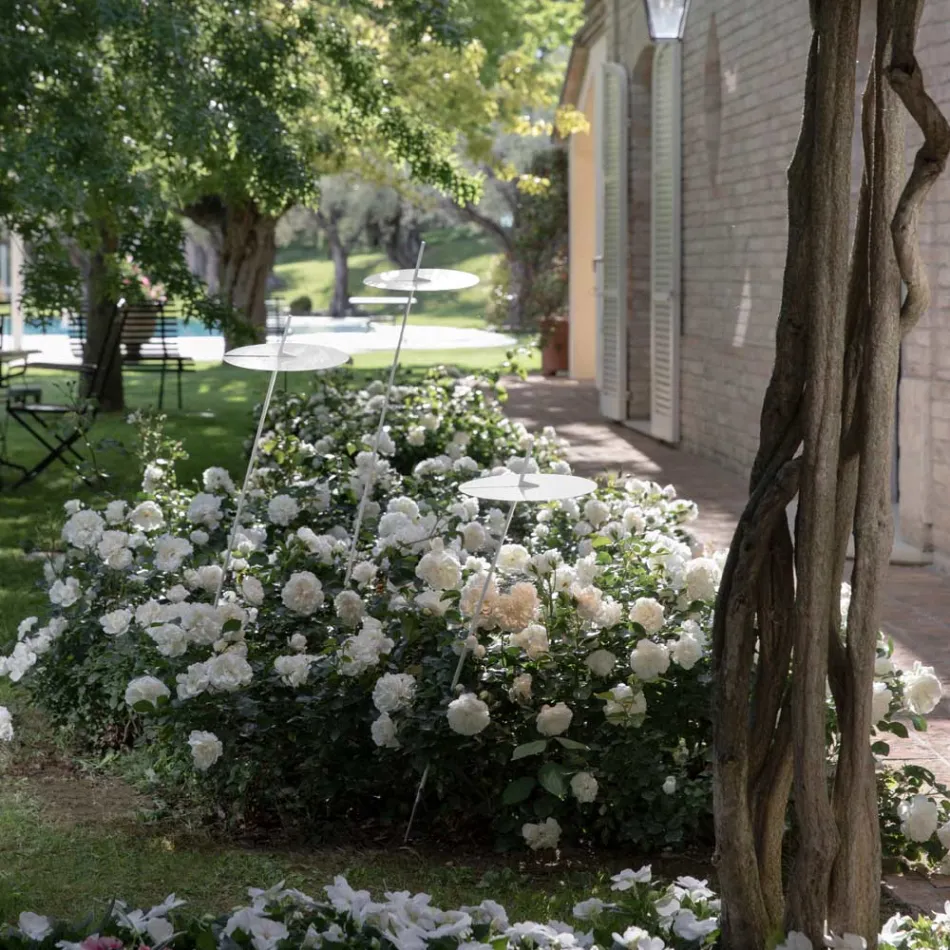 Lampada da Terra Giardino Alluminio Bianco Design a Foglia Ninfea - Cipriam Viadurini