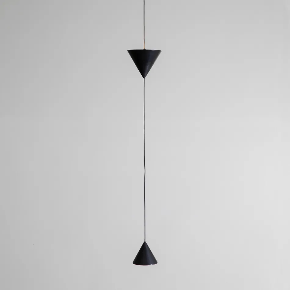 Lampada Sospesa a Filo in Alluminio Nero e Doppio Cono di Design - Mercado Viadurini