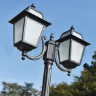 Lampione Alto 238 cm da Giardino in Alluminio Antracite e Vetro Sabbiato - Elric Viadurini