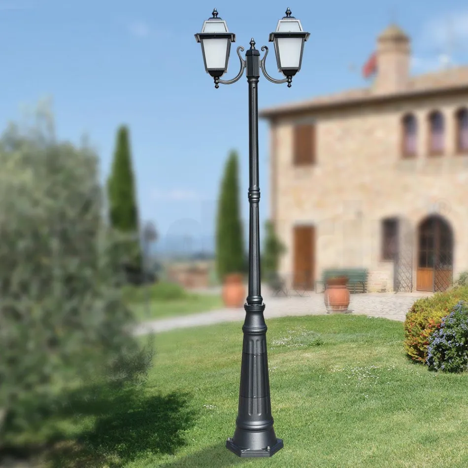 Lampione Alto 238 cm da Giardino in Alluminio Antracite e Vetro Sabbiato - Elric Viadurini