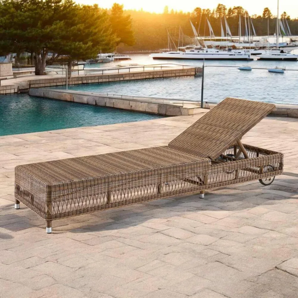 Lettino da Esterno con Ruote in Polyrattan Intrecciato a Mano - Gigi Viadurini