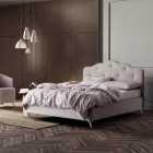 Letto Matrimoniale 160x190 con Testata a Balza Perimetrale e Bottoni - Riposo Viadurini