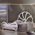 Letto matrimoniale di design in ferro con decori in cristallo Eden