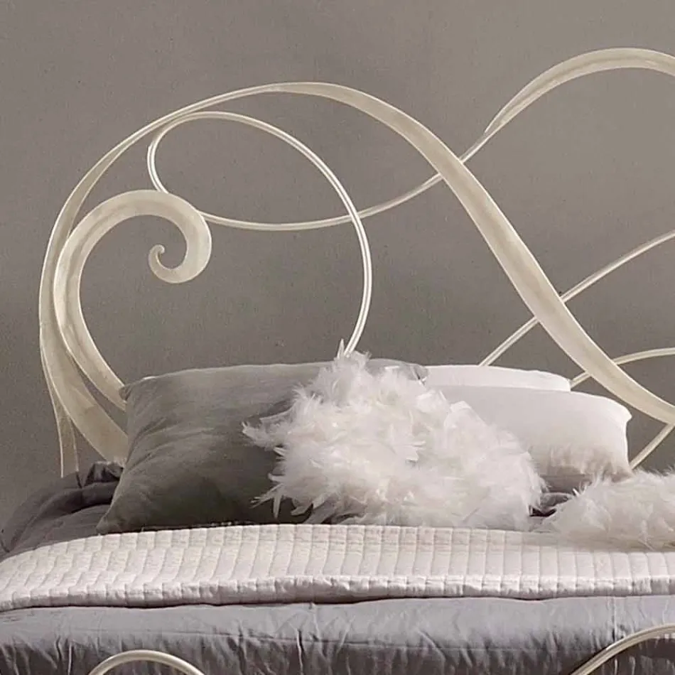 Letto matrimoniale in ferro battuto con decoro chiave di violino Atena Viadurini