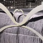 Letto matrimoniale in ferro imbottito con cristalli Kimberly Viadurini