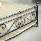 Letto una piazza e mezzo in ferro battuto schiacciato di design Gloria Viadurini