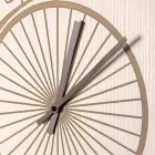 Orologio da Parete in Legno Design Tondo con Decori in 2 Finiture - Byko Viadurini