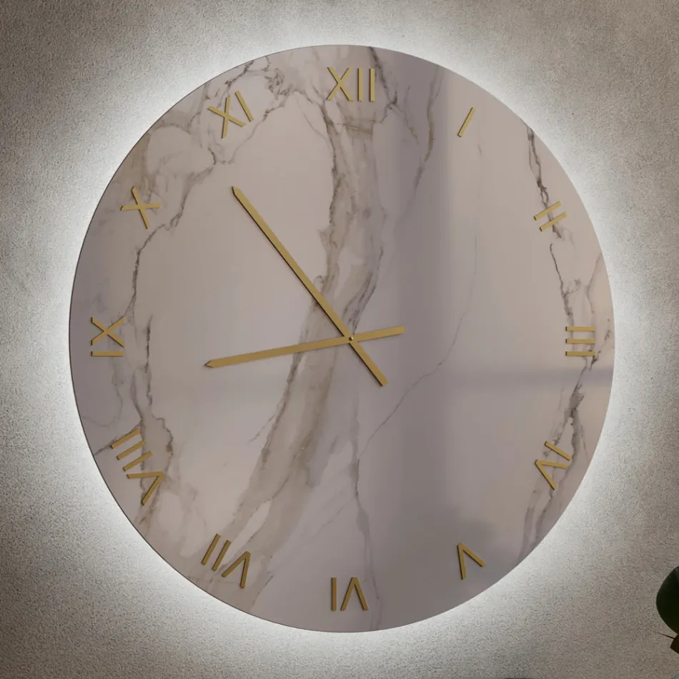 Orologio da Parete in Vetro Effetto Marmo Calacatta con Lancette in Ottone - Axis Viadurini