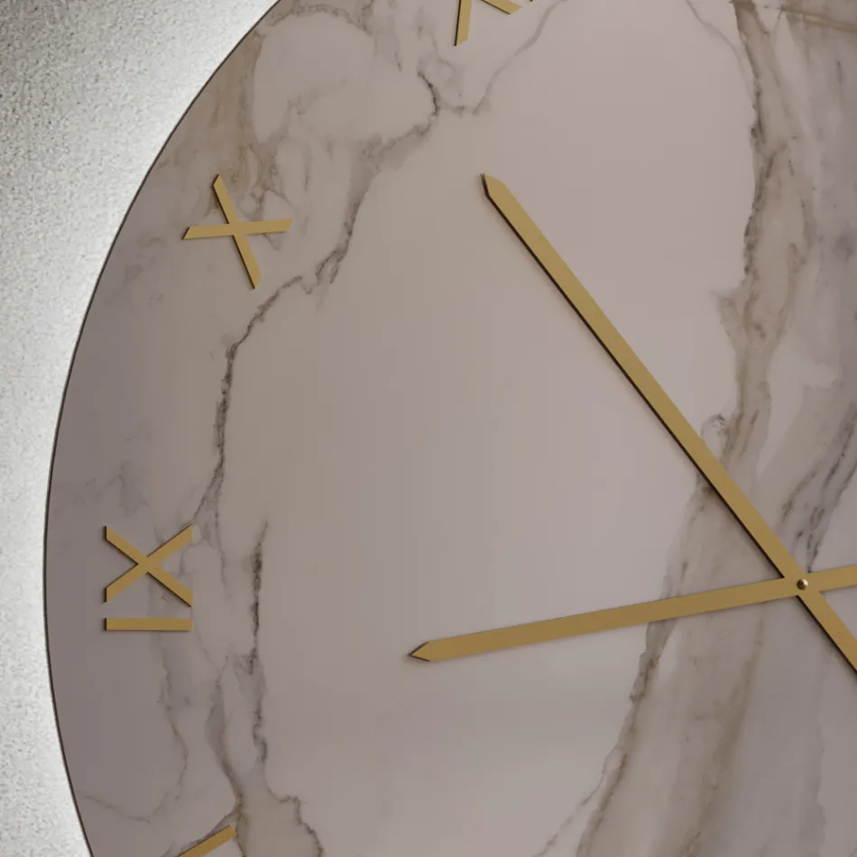 Orologio da Parete in Vetro Effetto Marmo Calacatta con Lancette in Ottone - Axis Viadurini
