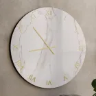 Orologio da Parete in Vetro Effetto Marmo Calacatta con Lancette in Ottone - Axis Viadurini
