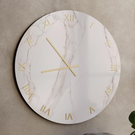Orologio da Parete in Vetro Effetto Marmo Calacatta con Lancette in Ottone - Axis Viadurini