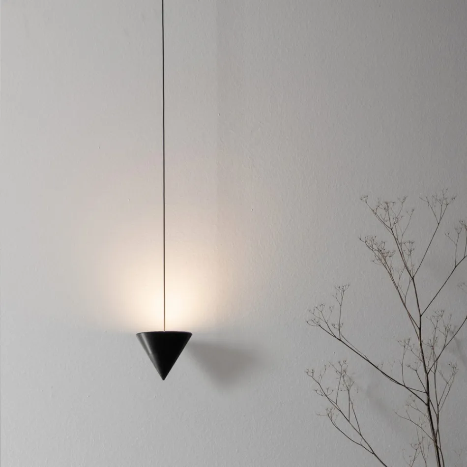 Piantana a Filo in Alluminio Nero e Cono Grande Design Minimale - Mercado Viadurini