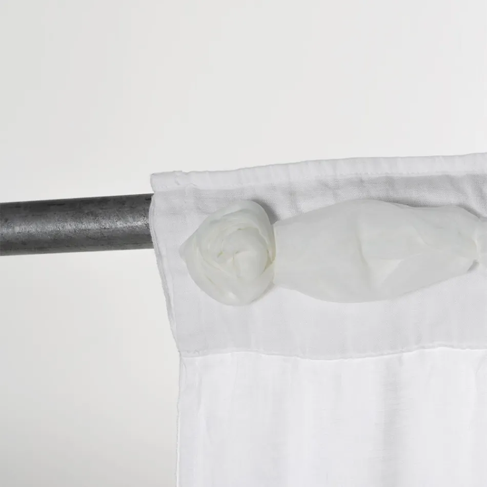 Tenda in Lino Bianco con Organza e Ricamo Design Shabby Made in Italy - Marpessa Viadurini