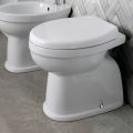 Vaso Wc a Terra in Ceramica con Sedile in Poliestere e Design Classico - Silice